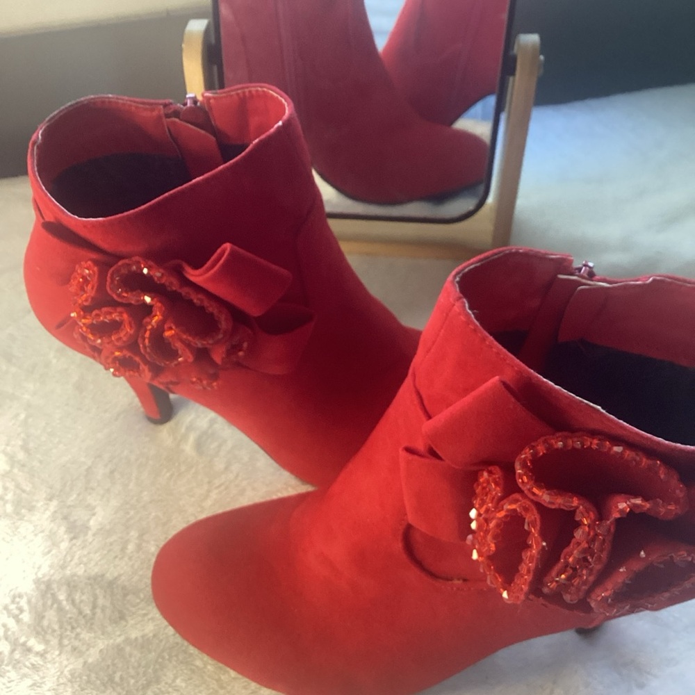 Stunning Flourish Brand Red Velvet Ankle Boots Size 7.5